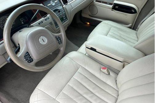 2004 Lincoln Town Car Signature