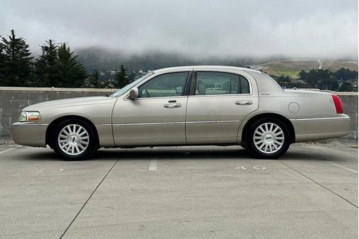 2004 Lincoln Town Car Signature