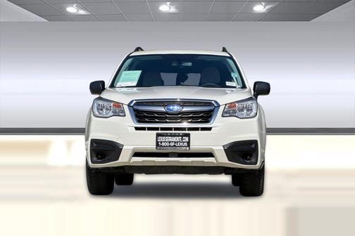 Crystal White Pearl 2018 Subaru Forester 2.5i
