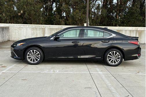 2022 Lexus ES 300h Base