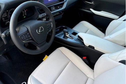 Iridium 2026 Lexus UX 300h Base
