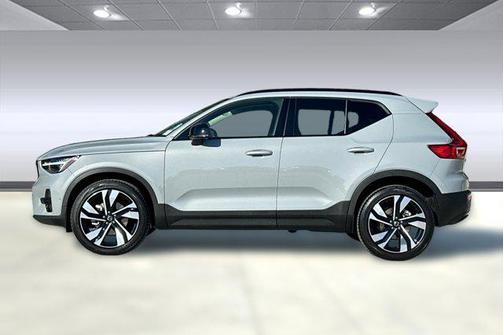 2025 Volvo XC40 B5 Ultra Dark Theme