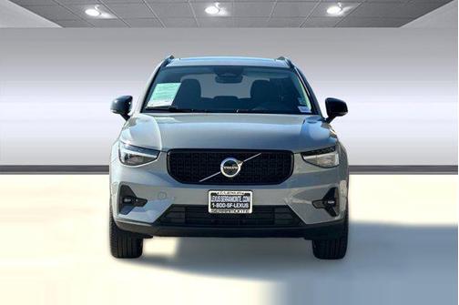 2025 Volvo XC40 B5 Ultra Dark Theme