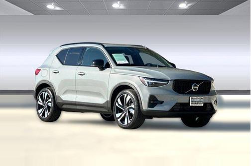 2025 Volvo XC40 B5 Ultra Dark Theme