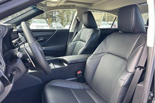 2025 Lexus ES 300h Base