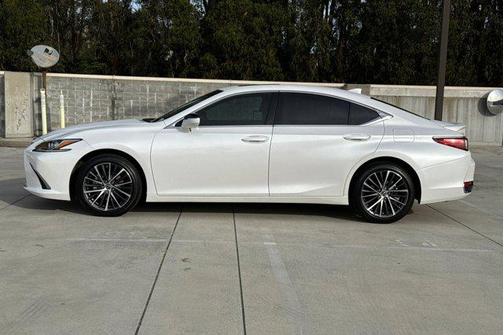 2025 Lexus ES 300h Base