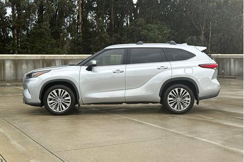 2022 Toyota Highlander Hybrid Platinum