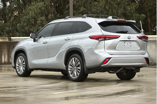 2022 Toyota Highlander Hybrid Platinum