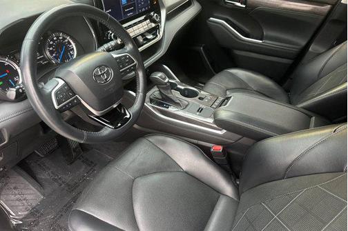 2022 Toyota Highlander Hybrid Platinum