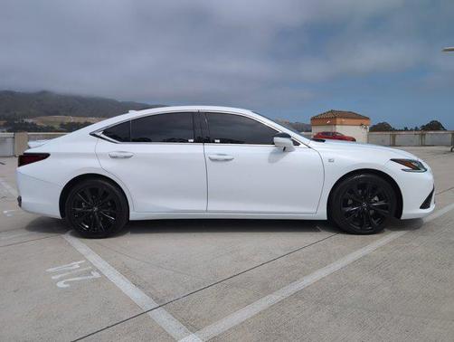 2023 Lexus ES 300h F SPORT Handling