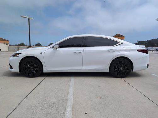 2023 Lexus ES 300h F SPORT Handling