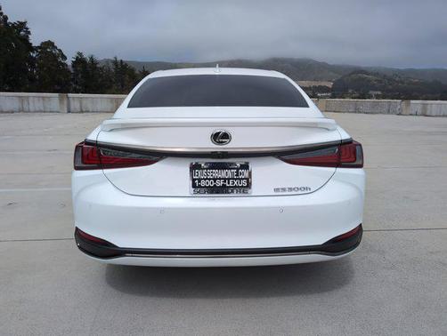 2023 Lexus ES 300h F SPORT Handling