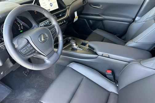Iridium 2026 Lexus UX 300h Base