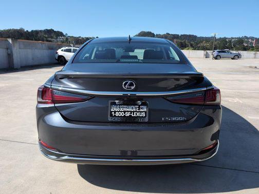 2022 Lexus ES 300h Base