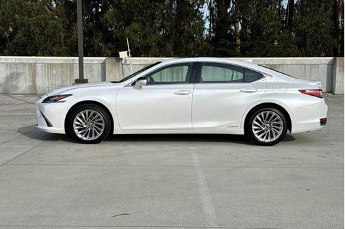2022 Lexus ES 300h Luxury