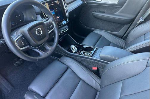 2025 Volvo XC40 B5 Ultra Dark Theme