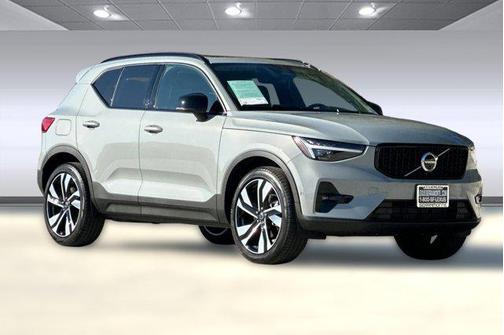2025 Volvo XC40 B5 Ultra Dark Theme