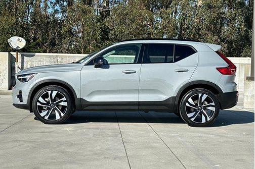 2025 Volvo XC40 B5 Ultra Dark Theme