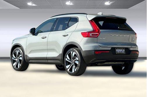 2025 Volvo XC40 B5 Ultra Dark Theme