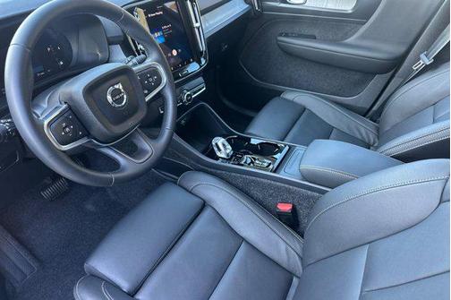 2025 Volvo XC40 B5 Ultra Dark Theme