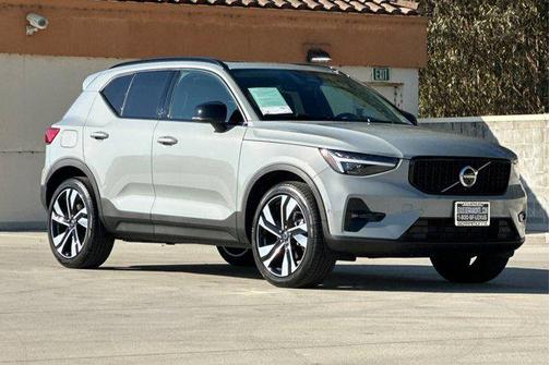 2025 Volvo XC40 B5 Ultra Dark Theme