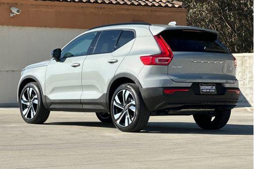 2025 Volvo XC40 B5 Ultra Dark Theme