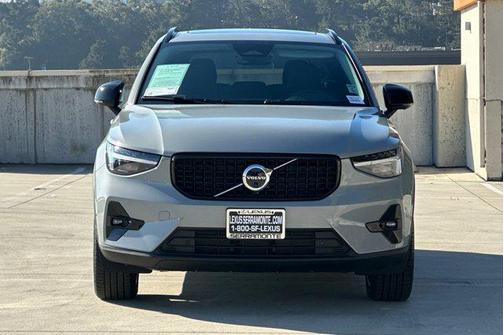 2025 Volvo XC40 B5 Ultra Dark Theme