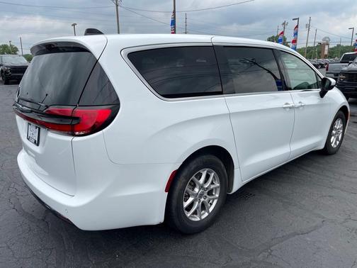 2023 Chrysler Pacifica Touring-L