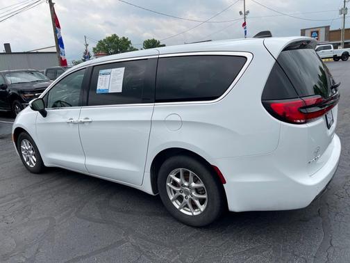 2023 Chrysler Pacifica Touring-L