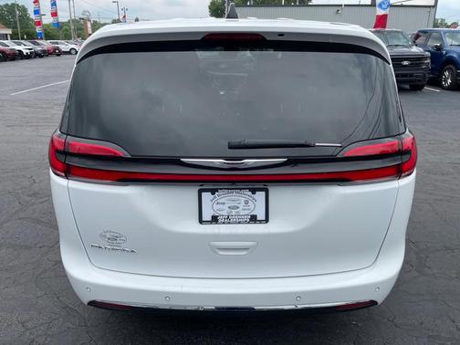2023 Chrysler Pacifica Touring-L