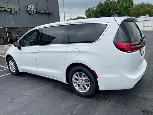 2025 Chrysler Pacifica Select