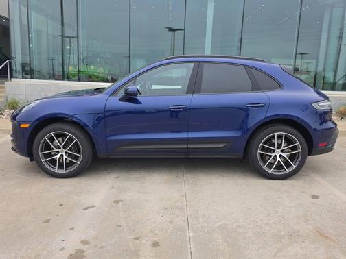 Gentian Blue Metallic 2025 Porsche Macan