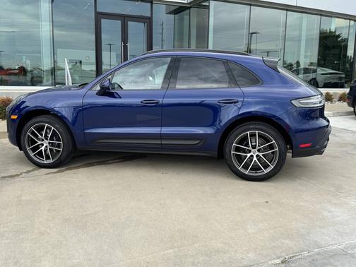 Gentian Blue Metallic 2025 Porsche Macan