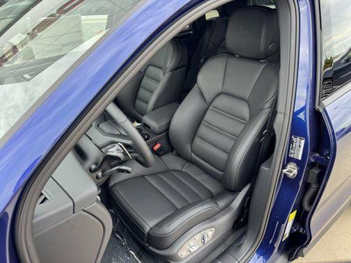 2025 Porsche Macan AWD