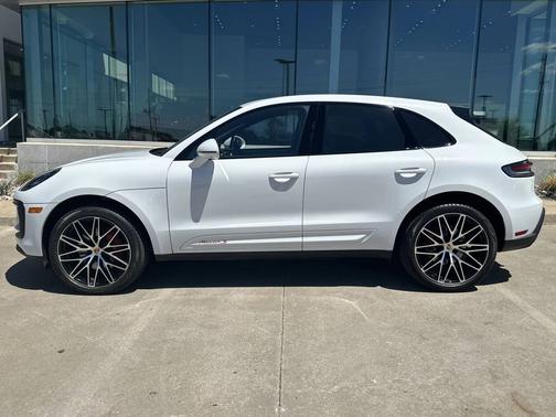 Carrara White Metallic 2023 Porsche Macan