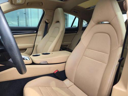 2023 Porsche Panamera 4 Platinum Edition