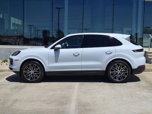 Carrara White Metallic 2025 Porsche Cayenne