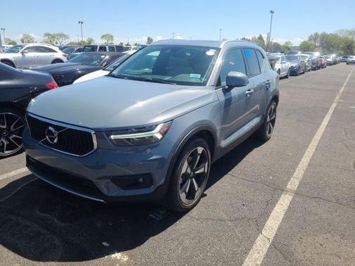 2022 Volvo XC40 T4 Momentum