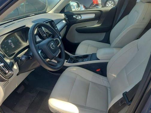 2022 Volvo XC40 T4 Momentum