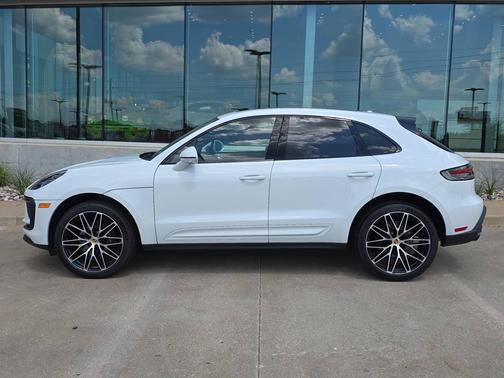 Carrara White Metallic 2022 Porsche Macan