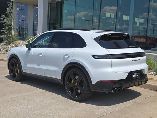 Carrara White Metallic 2026 Porsche Cayenne