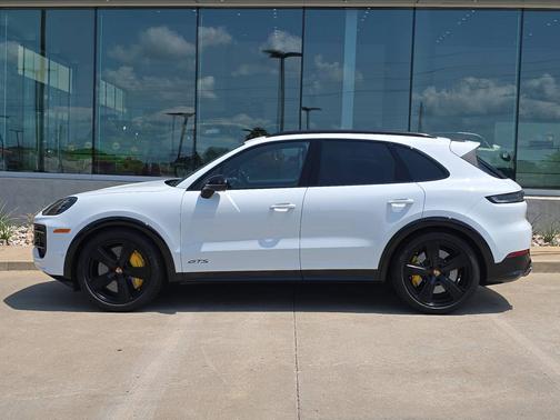 Carrara White Metallic 2026 Porsche Cayenne