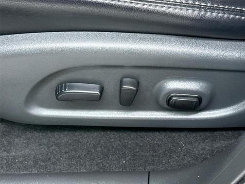 White 2018 Nissan Pathfinder SL