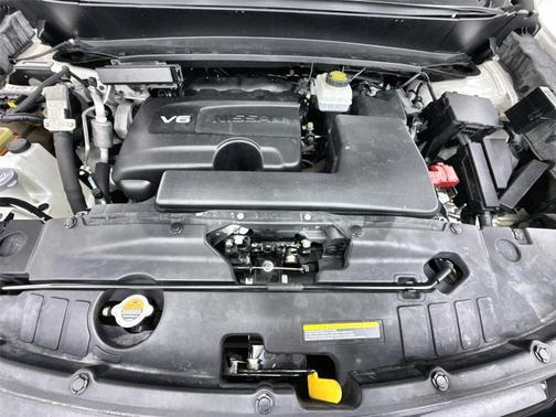 White 2018 Nissan Pathfinder SL