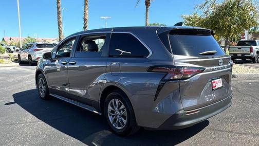 2023 Toyota Sienna XLE 8 Passenger