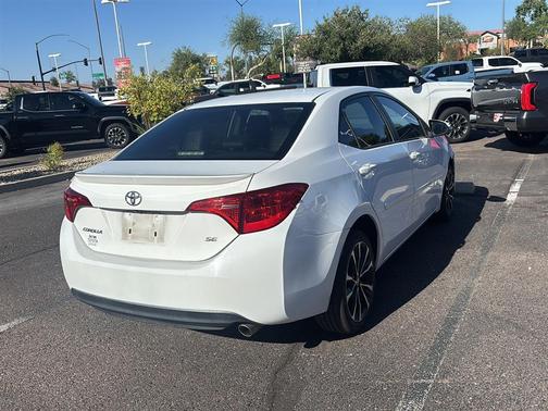 Super White 2018 Toyota Corolla SE