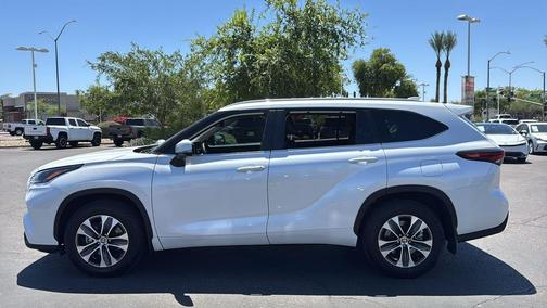 Wind Chill Pearl 2024 Toyota Highlander XLE