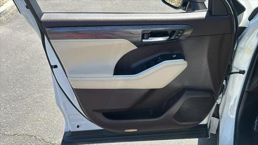2021 Toyota Highlander Hybrid Platinum