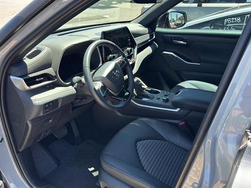 Cement 2025 Toyota Highlander XSE