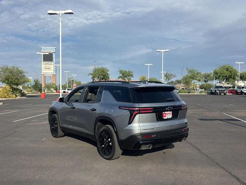 Sterling Gray Metallic 2025 Chevrolet Traverse LT